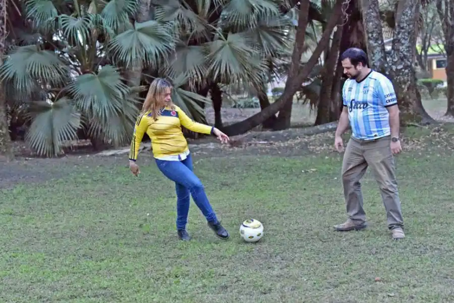 INCREÍBLE. Margarita y Guido jamás creyeron posible enfrentarse por ser hinchas de Atlético Nacional y Atlético. Bueno, la Libertadores lo hizo posible. la gaceta / fotos de Inés Quinteros Orio