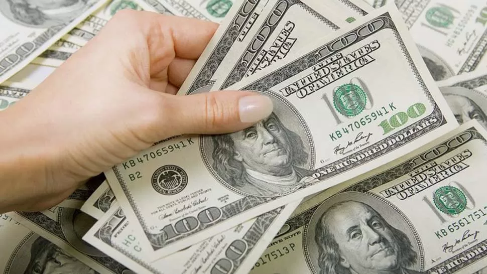 El dólar trepó 48 centavos, a $ 28,71, por incertidumbre global y local