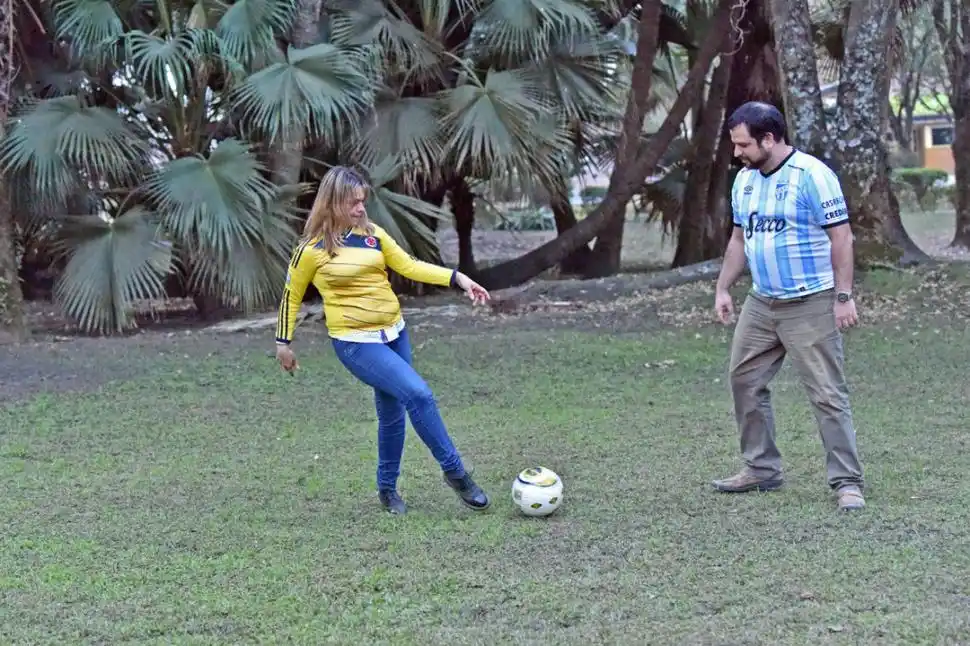 INCREÍBLE. Margarita y Guido jamás creyeron posible enfrentarse por ser hinchas de Atlético Nacional y Atlético. Bueno, la Libertadores lo hizo posible. la gaceta / fotos de Inés Quinteros Orio