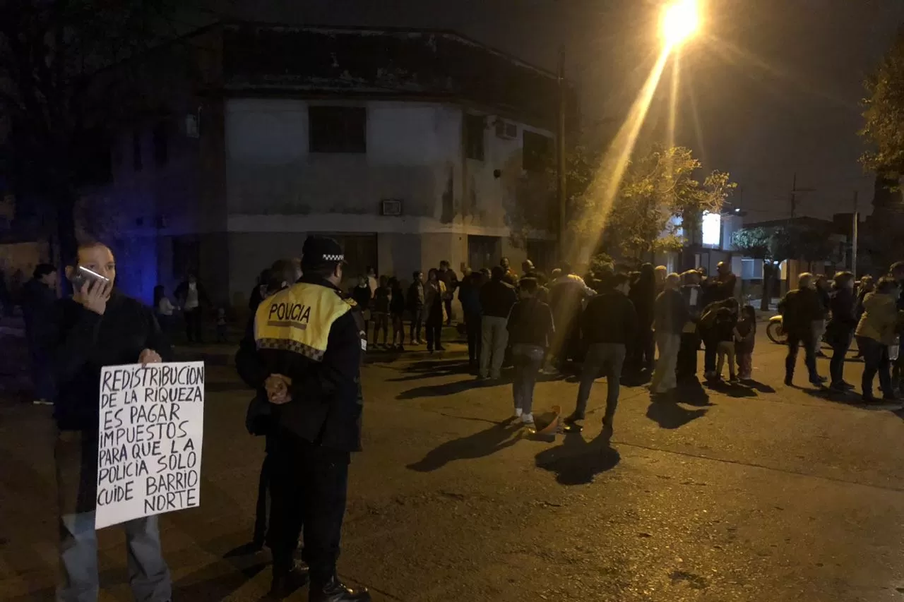 Los vecinos del barrio El Bosque realizaron una ruidosa protesta para pedir seguridad