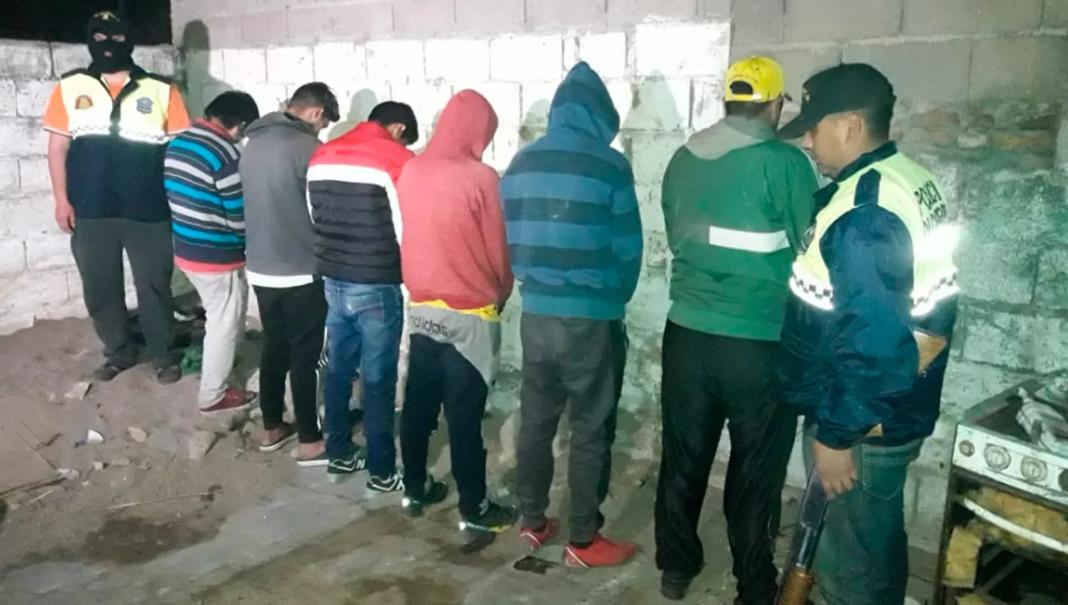 Allanaron un quiosco de drogas en Famaillá: detuvieron al transa y demoraron a seis clientes