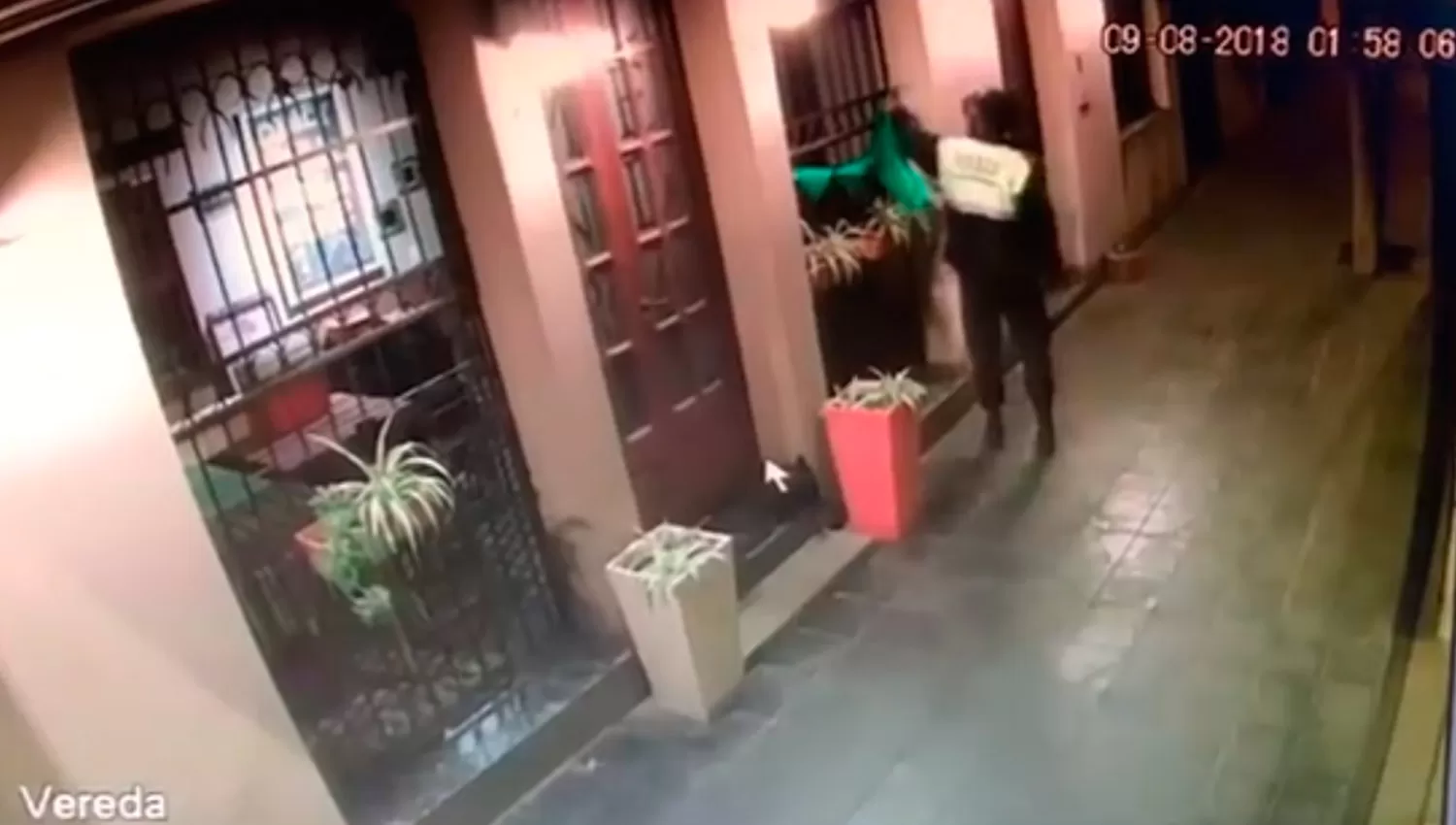 Escrachan a un policía que arrancó los pañuelos verdes de un bar de Monteros