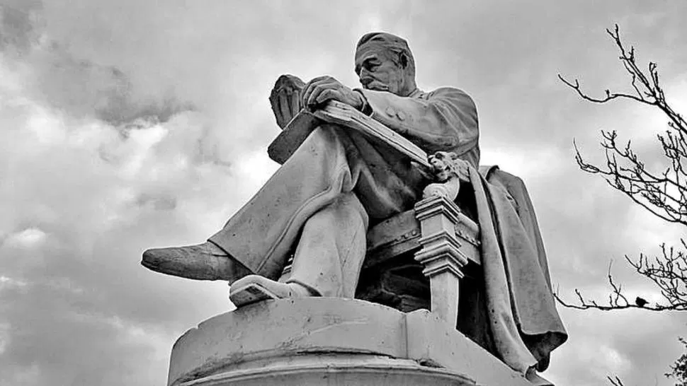GERMÁN BURMEISTER. Estatua del naturalista que visitó Tucumán en 1859, erigida en el Parque Centenario de Buenos Aires. 