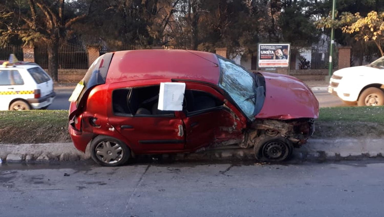 CHOQUE EN YERBA BUENA. El conductor del Clio fue trasladado por lesiones.
