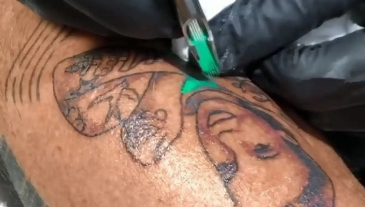 Jorge Rial se tatuó una imagen de Eva Perón usando un pañuelo verde