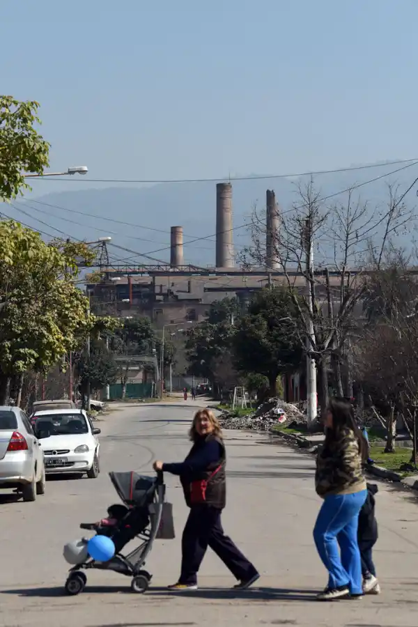 LA MARCA DEL PUEBLO. Las chimeneas del antiguo ingenio, siempre presentes. 
