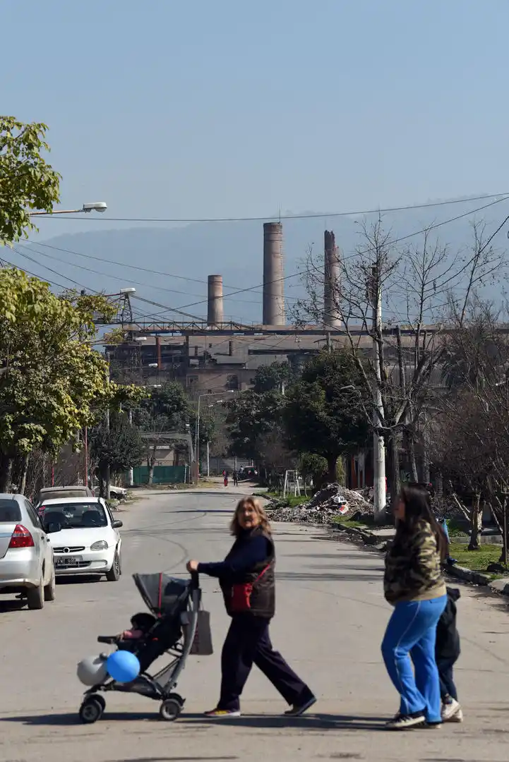 LA MARCA DEL PUEBLO. Las chimeneas del antiguo ingenio, siempre presentes. 
