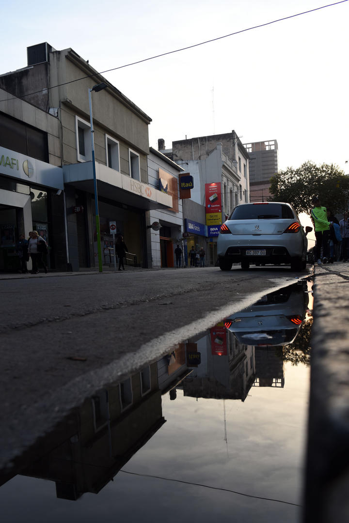 DESGASTE. Una pérdida de agua va degradando la calzada en San Martín al 700.
