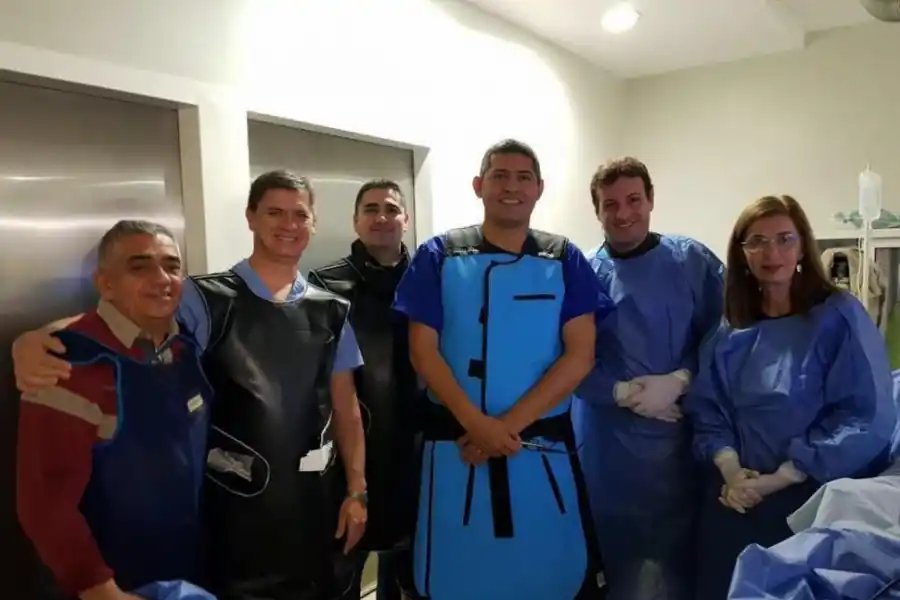 ESPECIALISTAS. El doctor Aguinaga (al centro ) y miembros del equipo. 