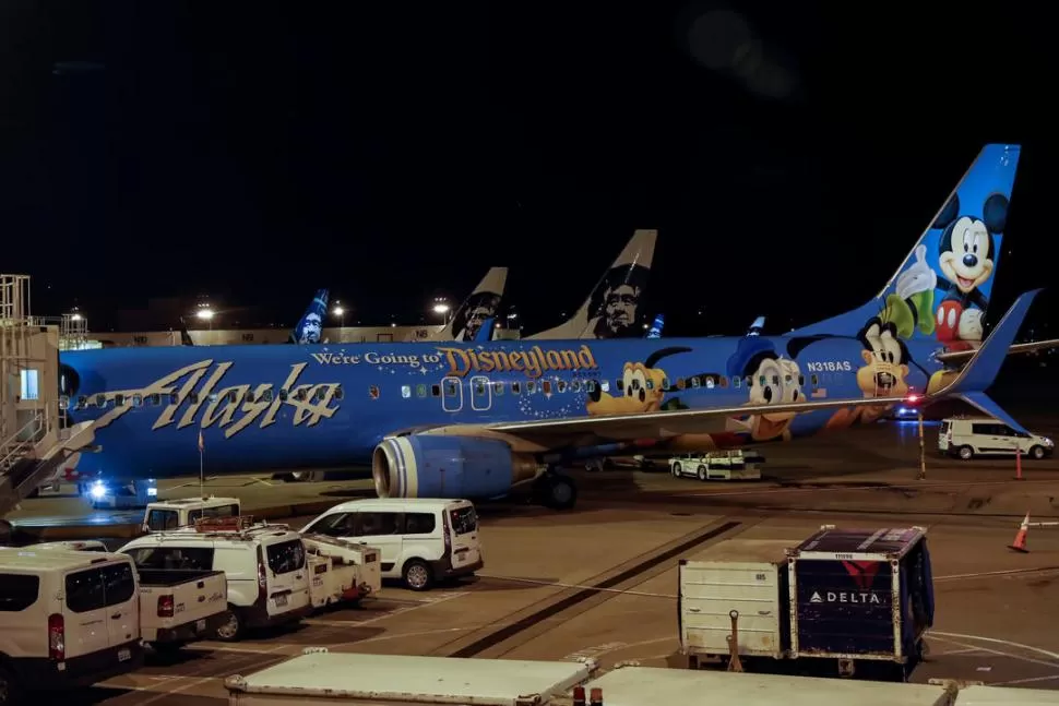 TRAGEDIA. Aviones de Air Alaska esperan en la pista del aeropuerto de Seattle después del accidente. Reuters