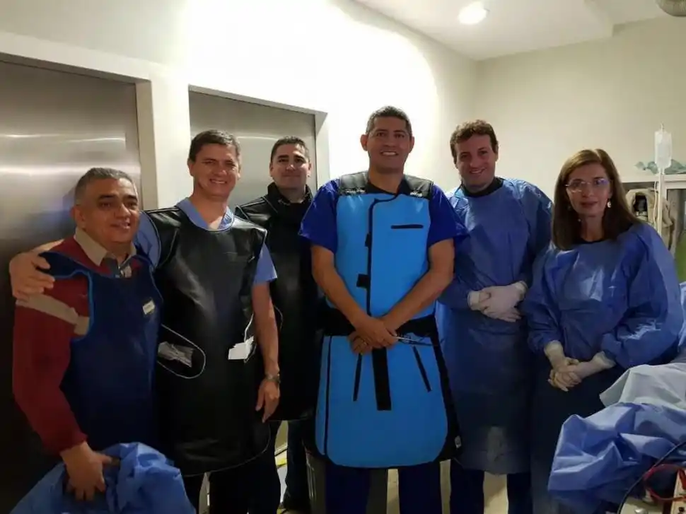 ESPECIALISTAS. El doctor Aguinaga (al centro ) y miembros del equipo. 