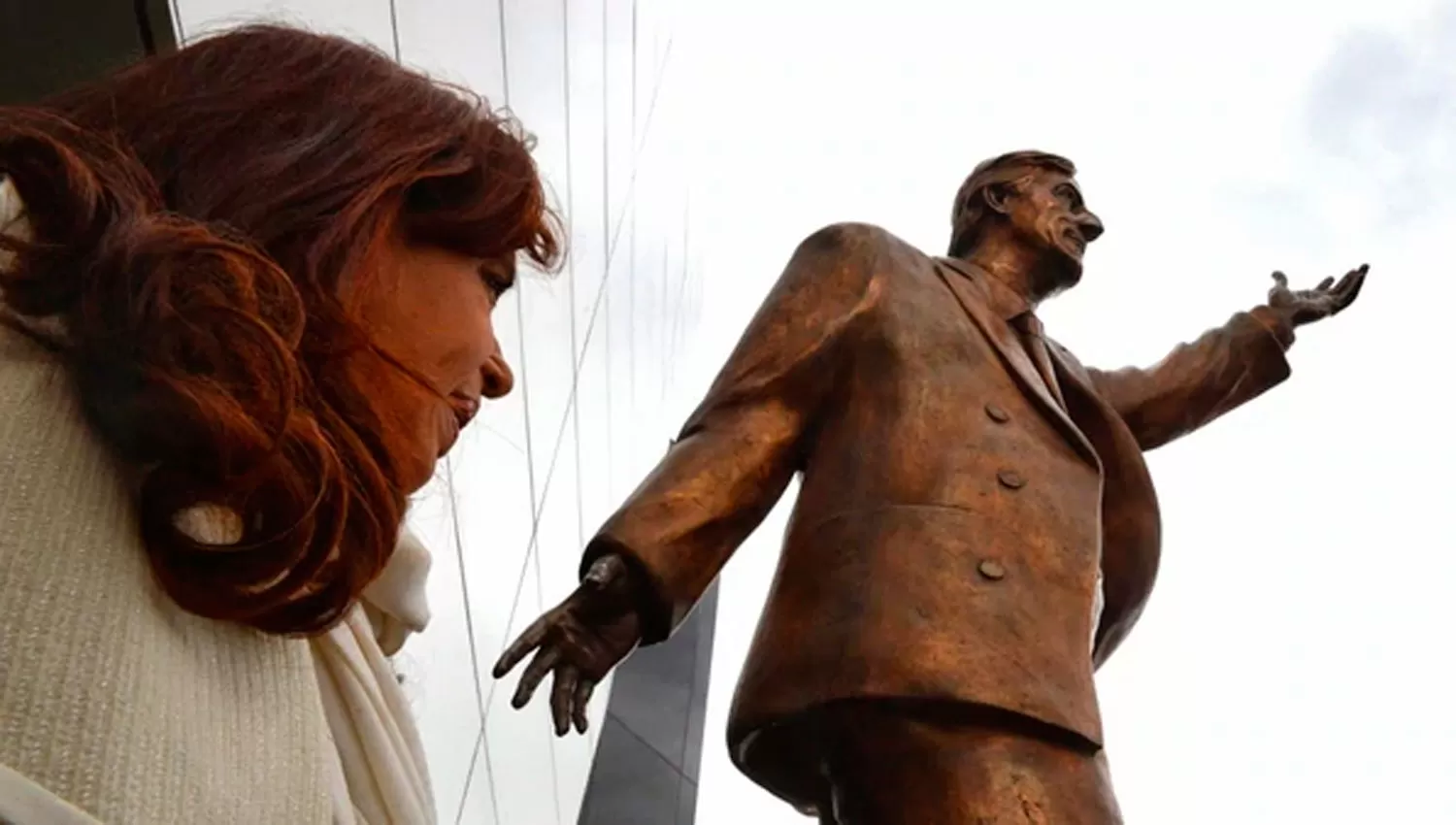 LOS KIRCHNER. La ex presidenta junto a la estatua de su marido. 