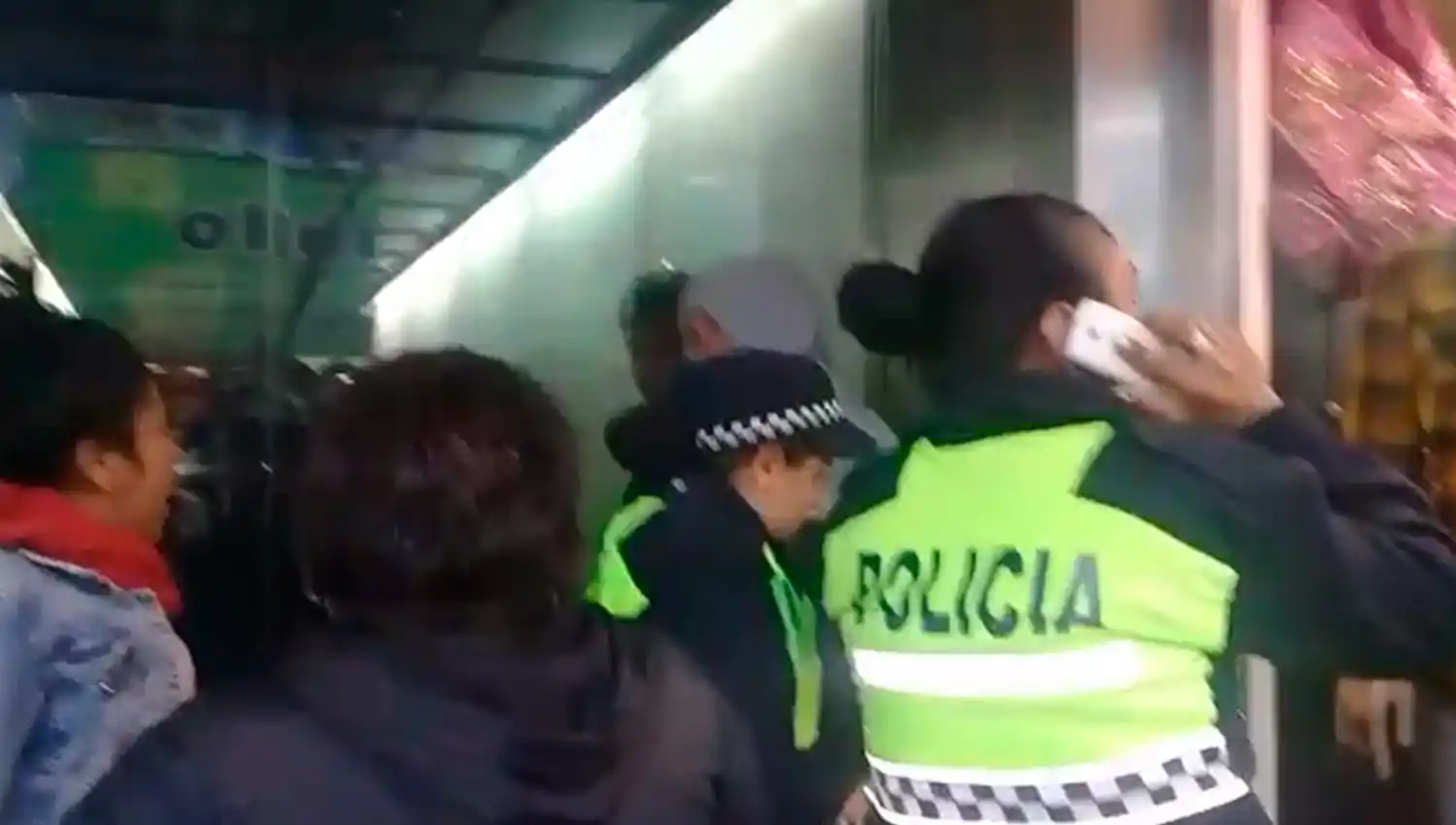 Escándalo en el microcentro: trompadas y escupitajos tras la detención de dos mecheras