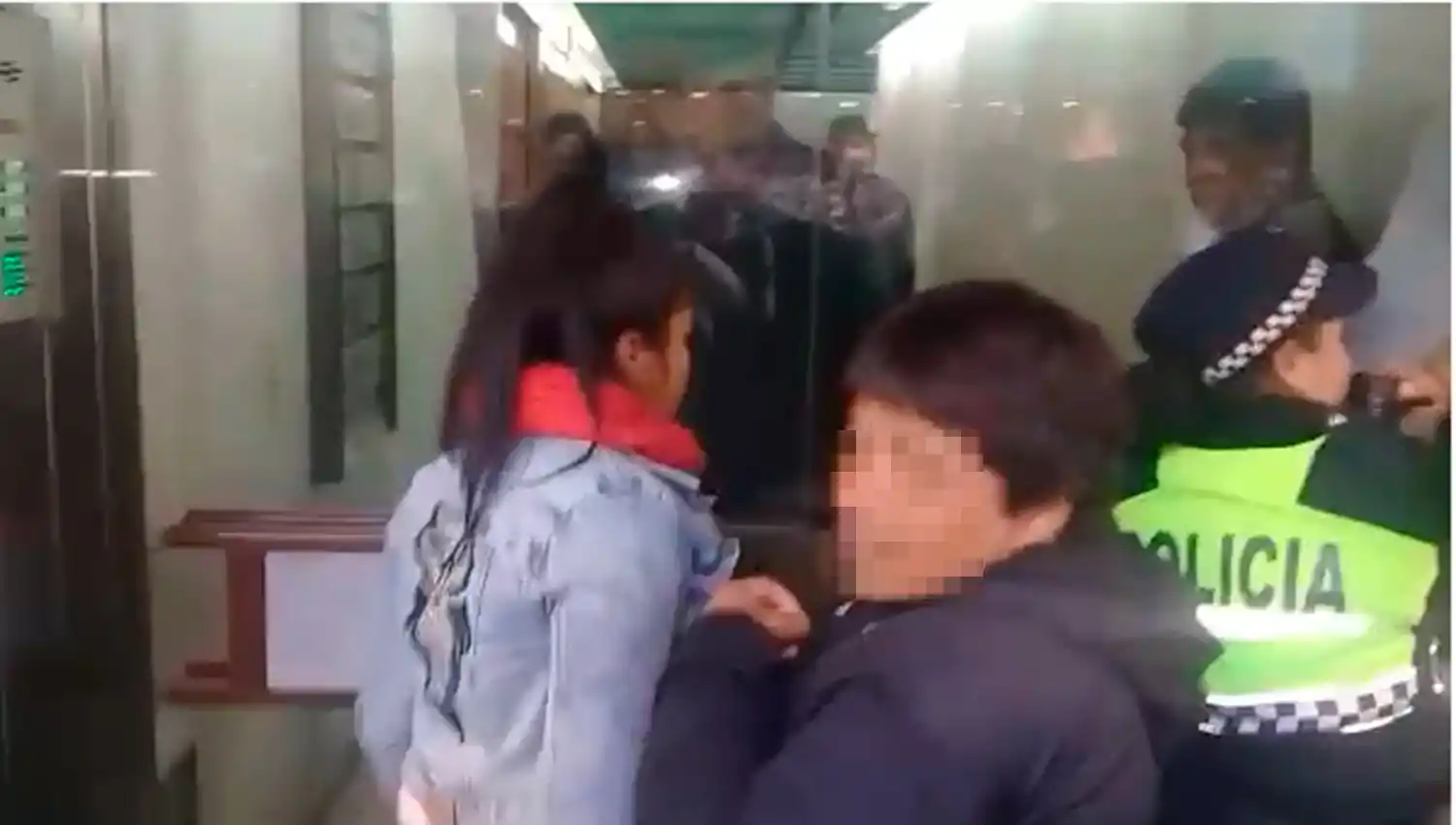 Escándalo en el microcentro: trompadas y escupitajos tras la detención de dos mecheras