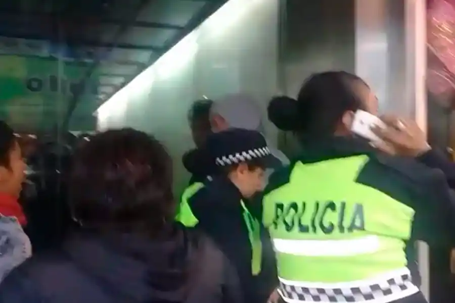 Escándalo en el microcentro: trompadas y escupitajos tras la detención de dos mecheras