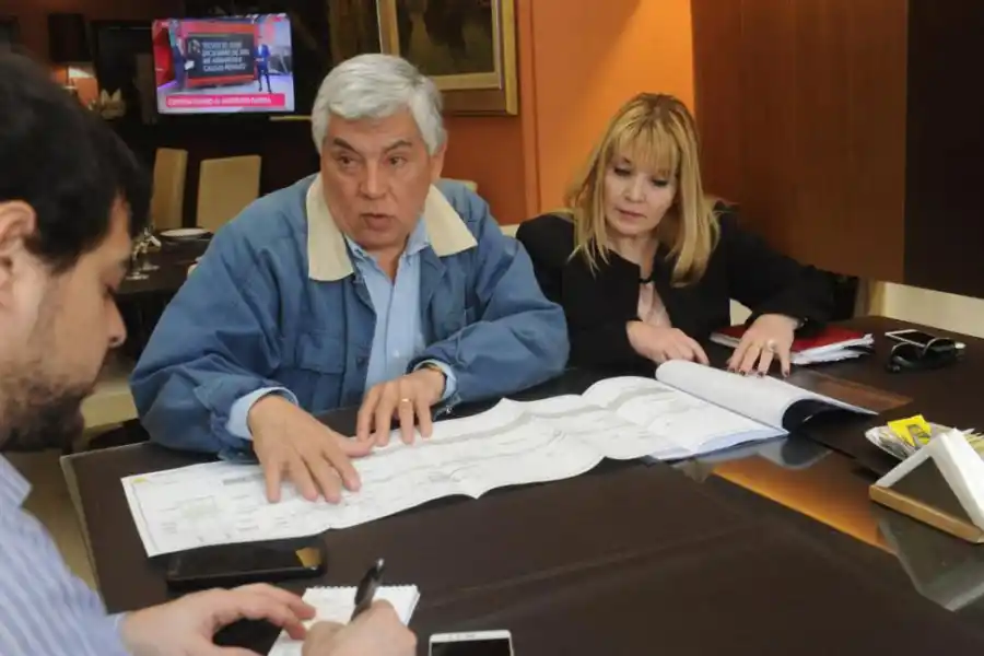 CON LOS PLANOS. Nacul y la diputada Soraire revisan el proyecto del puente. 