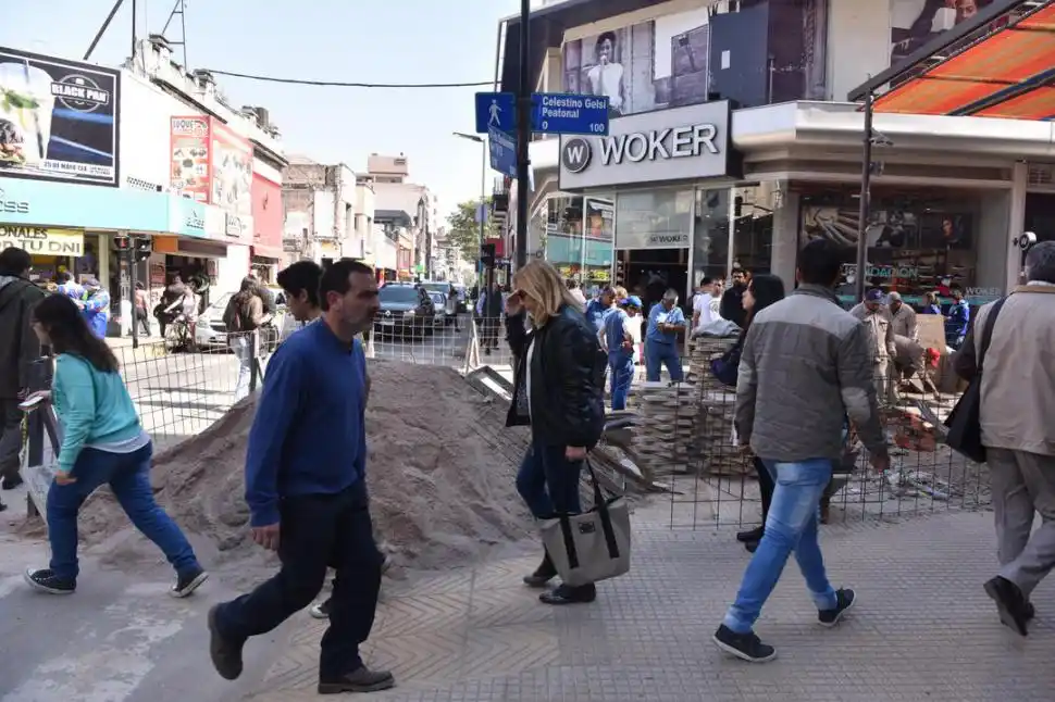 LO ÚLTIMO. En la esquina de 24 de Septiembre y Muñecas trabajan con la conexión final de la red de cloacas. 
