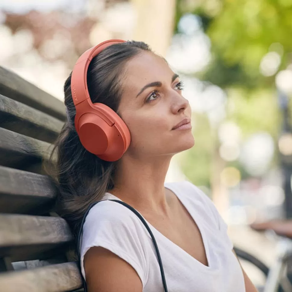 RIESGOS. Los auriculares pueden ser una buena compañía pero abusar de ellos puede llevar a la hipoacusia. 
