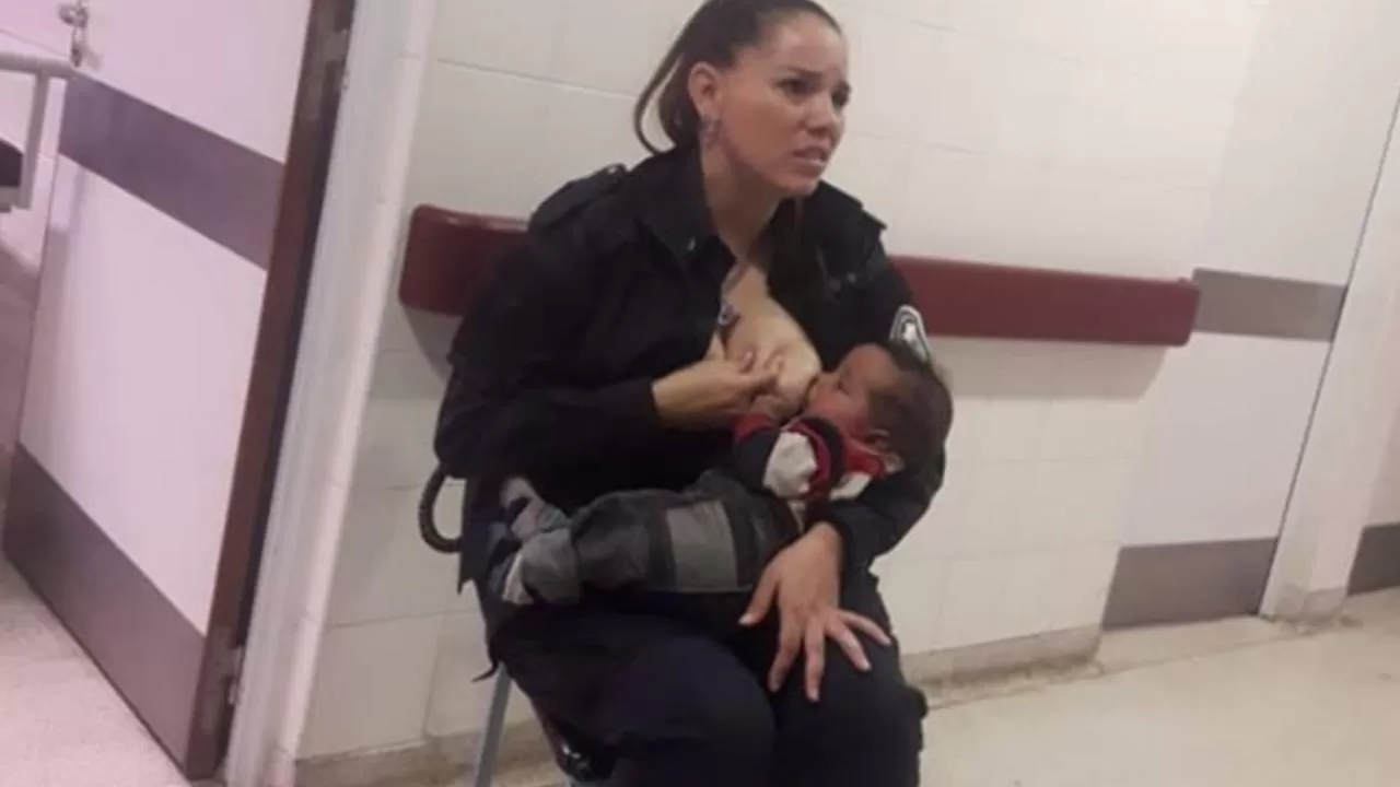 La Plata: una mujer policía amamantó a un bebé que estaba internado en el hospital