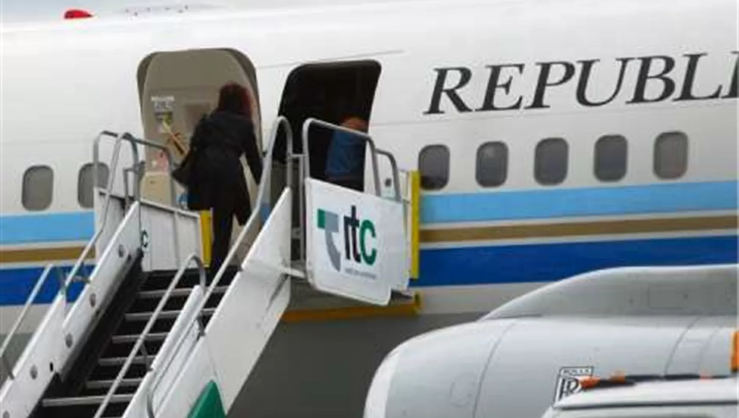 Coimas K: ex piloto del avión presidencial asegura haber trasladado bolsos
