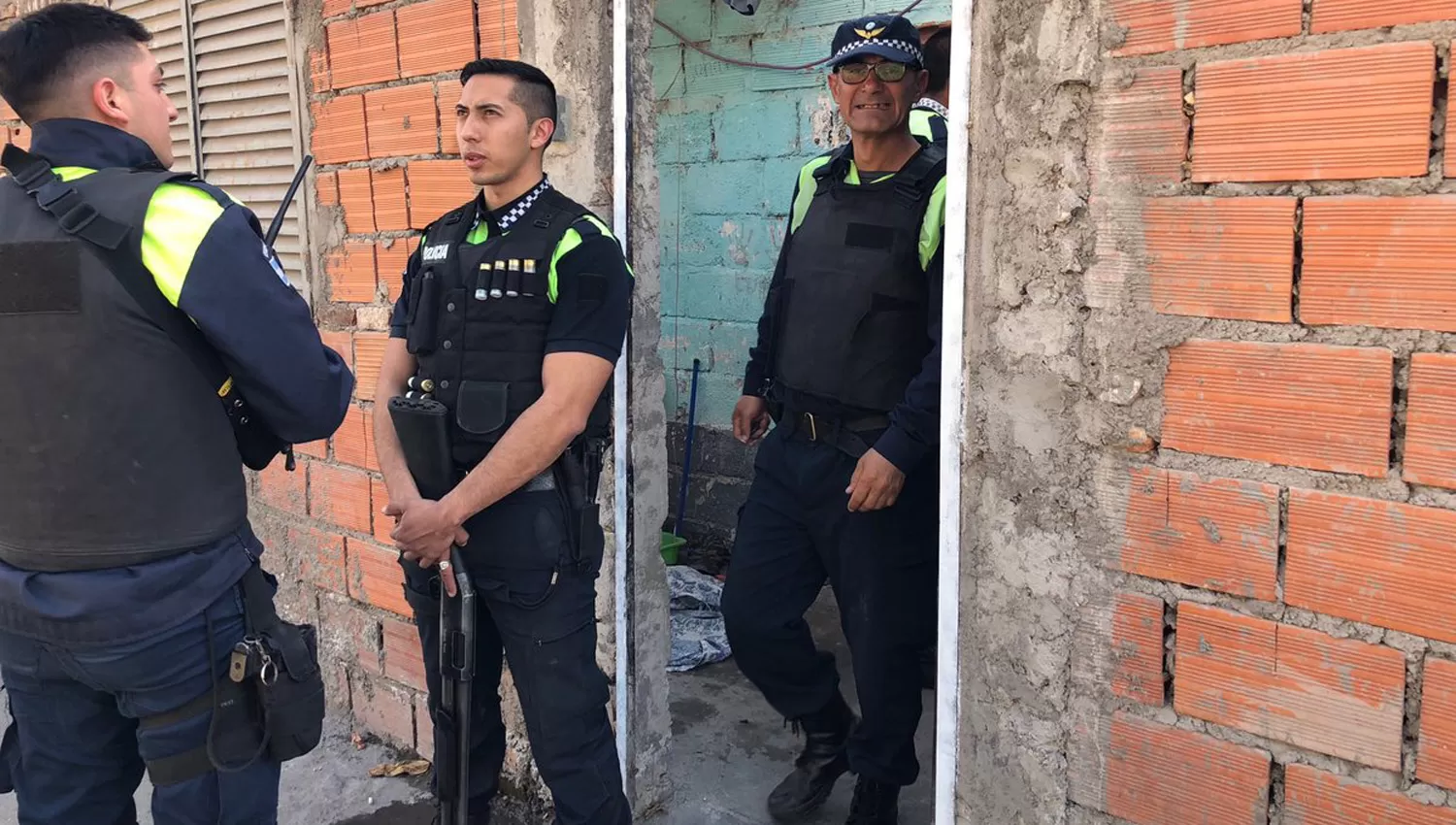 La ex policía Ema Gómez salió a la vereda con una garrafa y amenazó con incendiar su casa