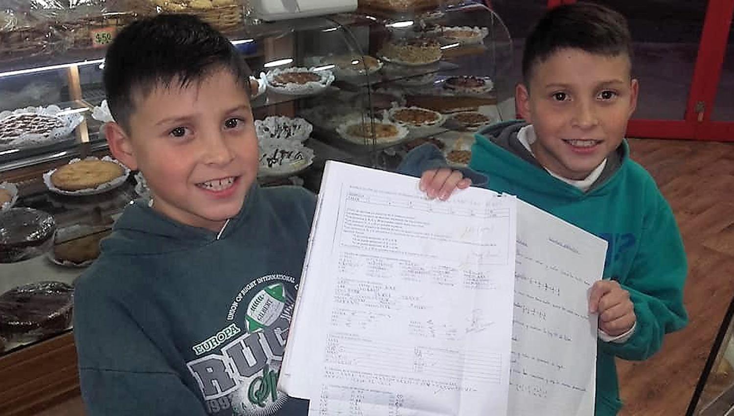 Una panadería les regala tortas y facturas a los chicos que se sacan 10 en el colegio