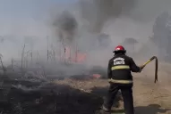 Apagaron un incendio dentro del aeropuerto para que un avión pueda despegar