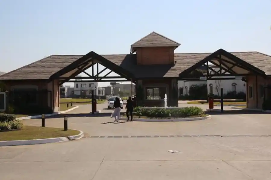 BARRIO PRIVADO. Flores asegura que, junto a sus compañeros de Marán, fueron enviados a trabajar en la casa que Lucas Barrionuevo tiene en el country Los Olivos.