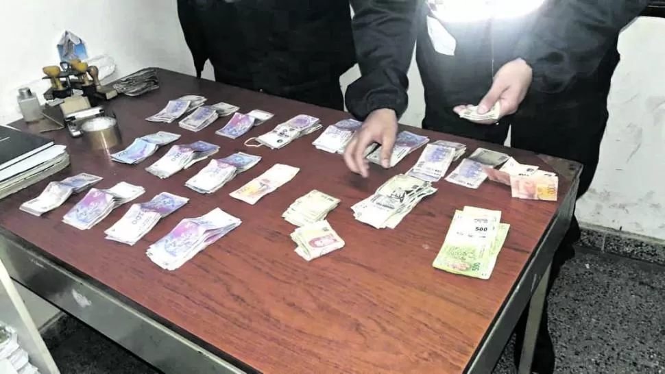 PRUEBA. Policías cuentan el dinero que tenía la mujer acusada de soborno. 