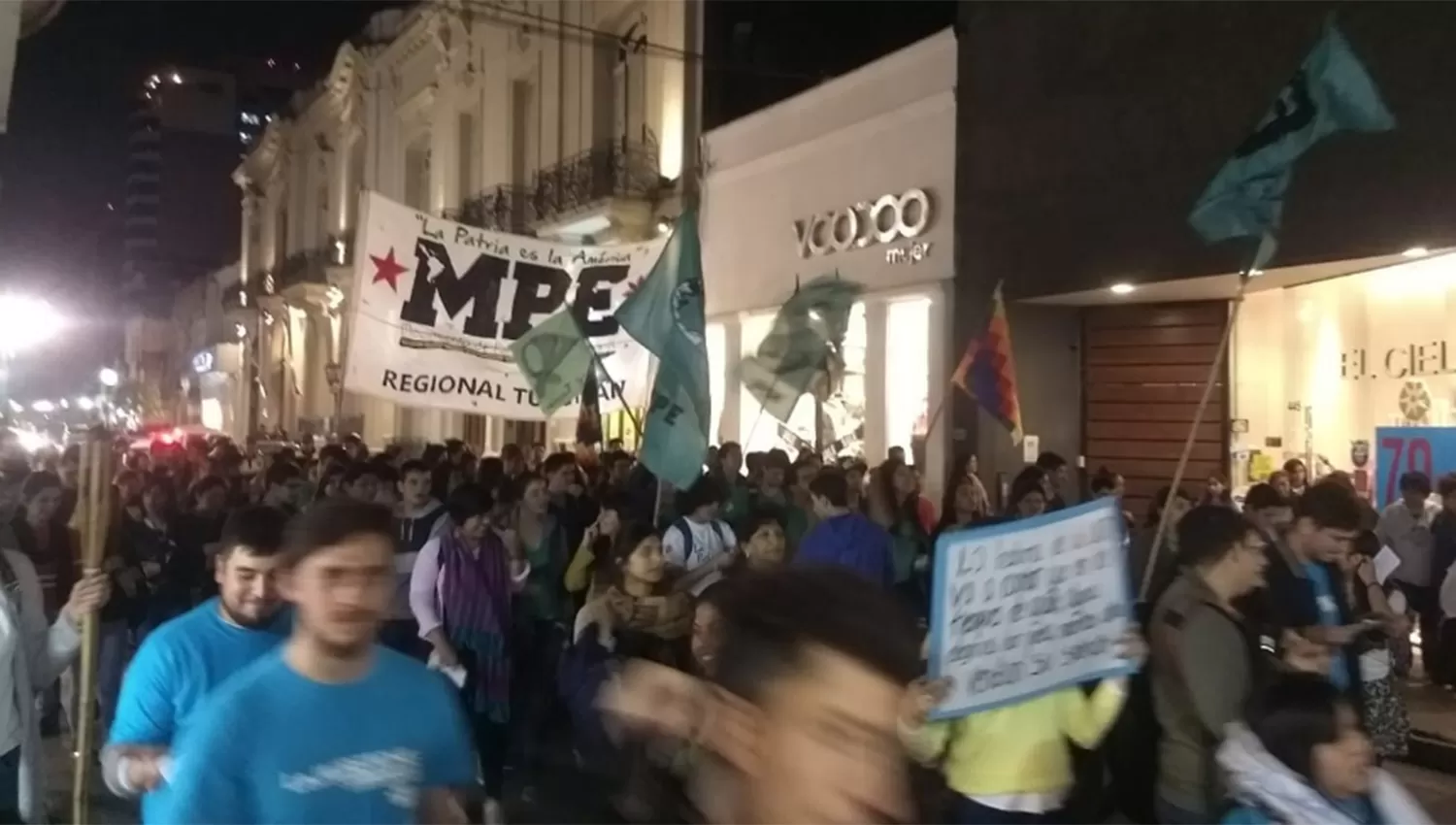Escena de la marcha que docentes y estudiantes universitarios realizaron anoche en Tucumán.