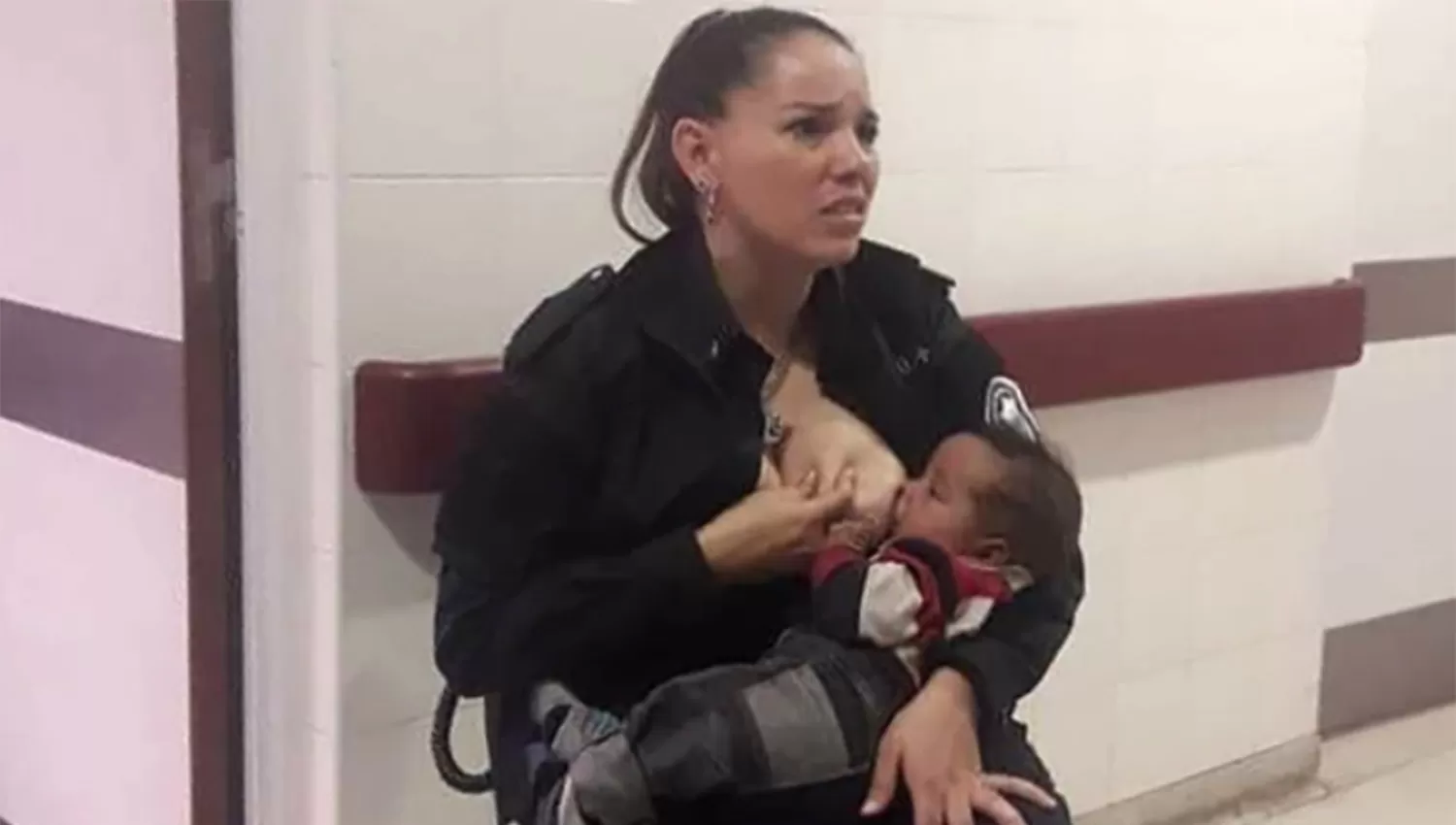 La policía que amamantó a un bebé en un hospital fue ascendida