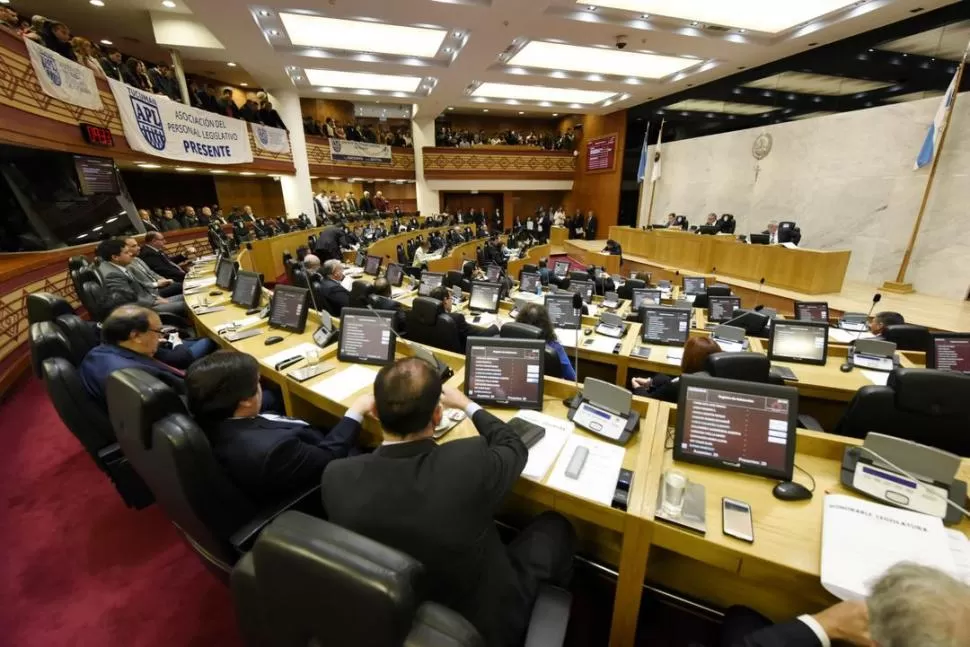 EN EL RECINTO. La Legislatura sesionó ayer durante casi siete horas. En las bancas hubo sólo cuatro ausentes: Bellomío, Brodersen, Ruiz Olivares y Viña. prensa legislatura