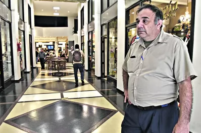 Un guardia recoge DNI robados para devolverlos