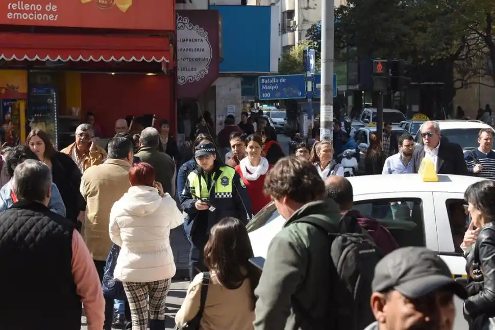 OPORTUNISTAS. Las calles del microcentro de la capital, cuando están atestadas de transeúntes, son el escenario preferido por las ladronas. la gaceta / foto de analía jaramillo