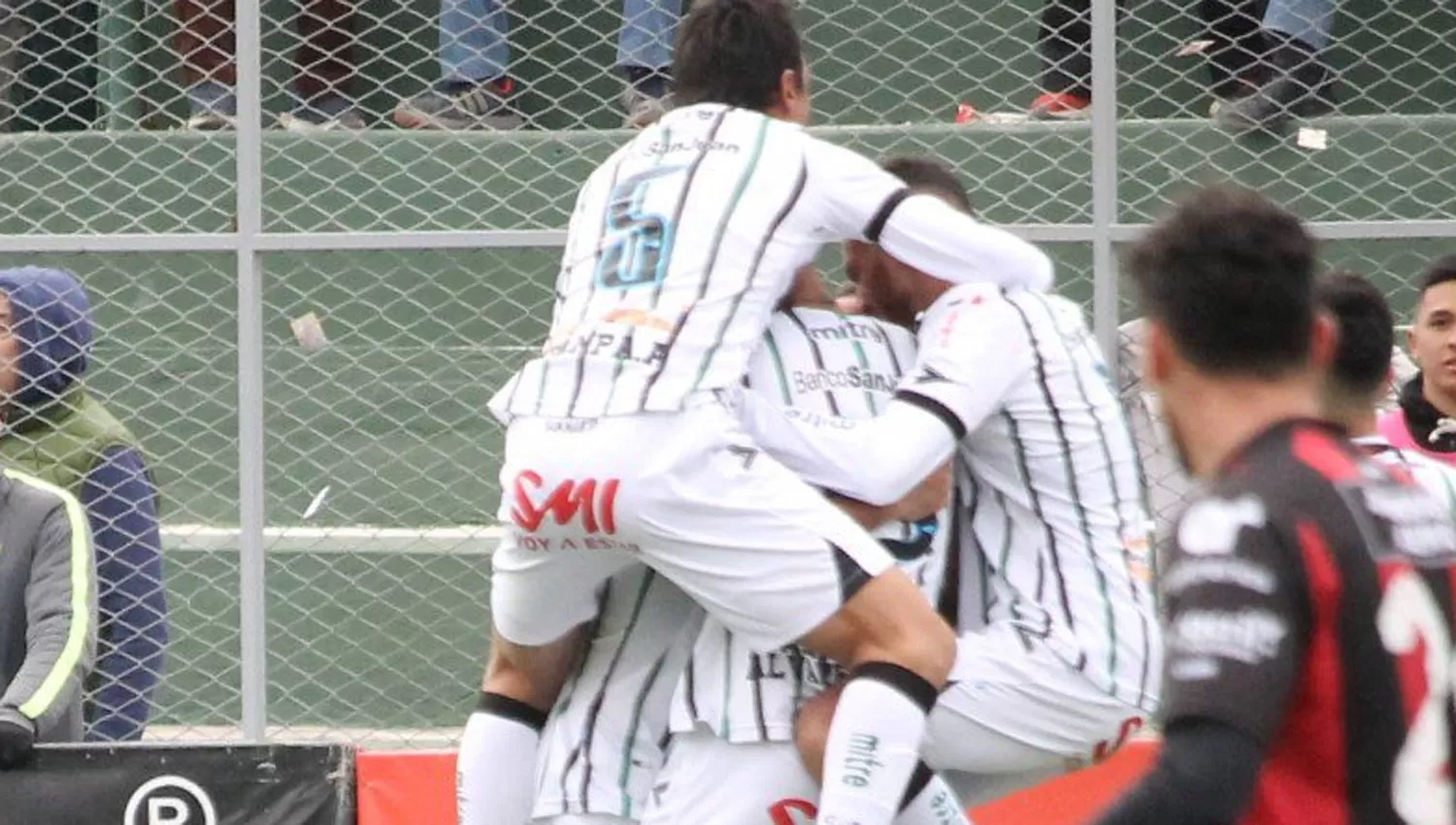 EL FESTEJO. Todos abrazan a Bravo, que volvió a convertir en San Juan después de una década en el fútbol mexicano. 