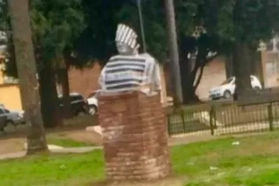 Un busto de Néstor Kirchner amaneció con uniforme de preso en Rosario