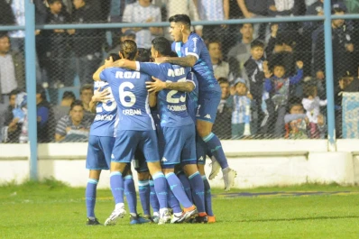 Racing-Vélez lo más destacado de la Superliga y la agenda del domingo
