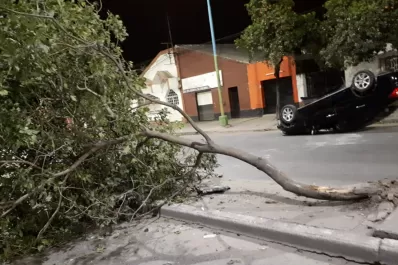 Perdió el control de su auto, chocó contra un árbol y volcó en Belgrano al 2.300