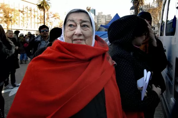 Hebe de Bonafini llamó a escupir a miembros de fuerzas de seguridad