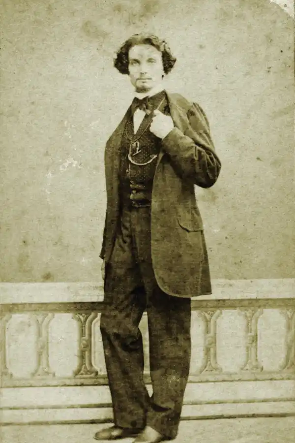  CRISÓSTOMO HIJO. Único varón, no se dedicó a guerrear, sino a componer poemas.-