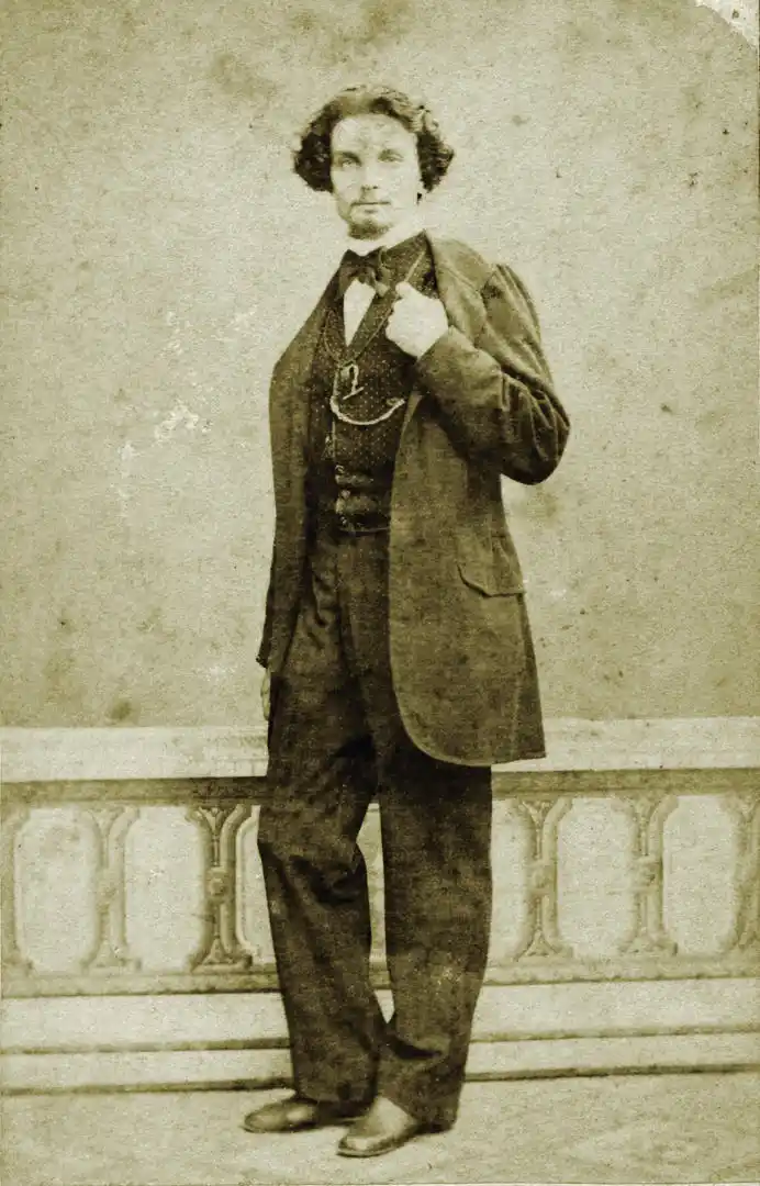  CRISÓSTOMO HIJO. Único varón, no se dedicó a guerrear, sino a componer poemas.-