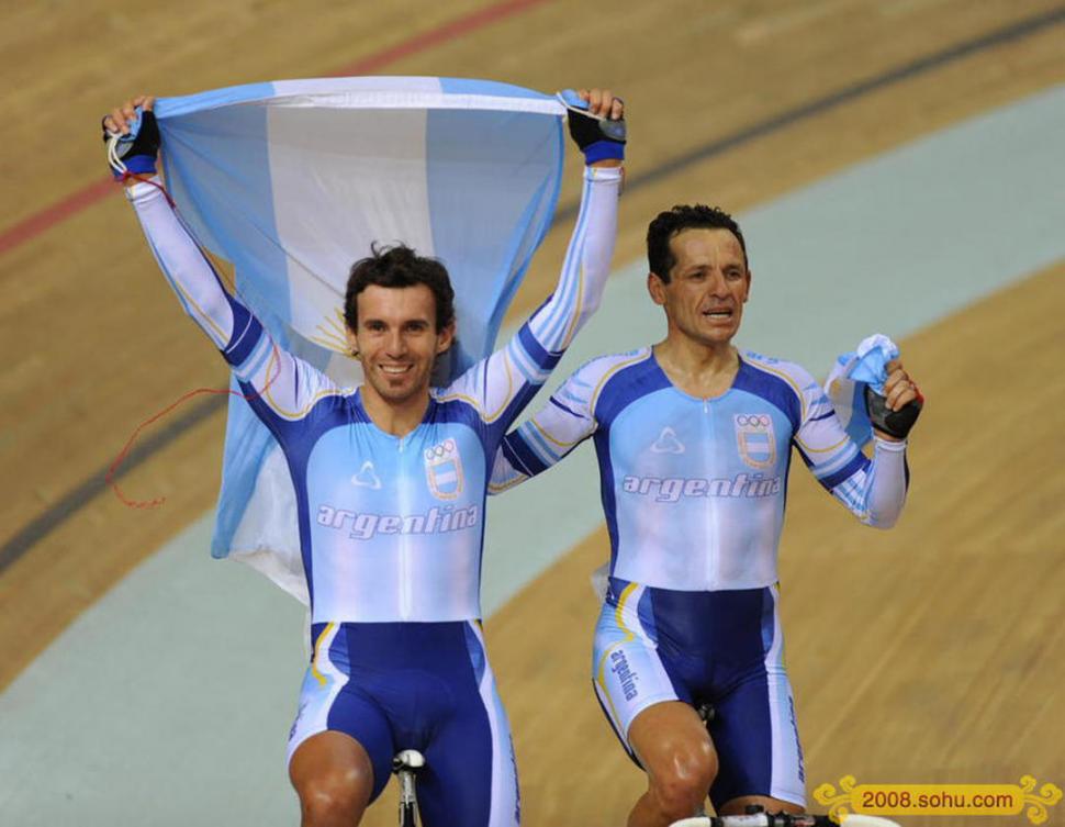 MOMENTO ÚNICO. Pérez y Curuchet dan la vuelta olímpica en Pekín, en 2008. archivo