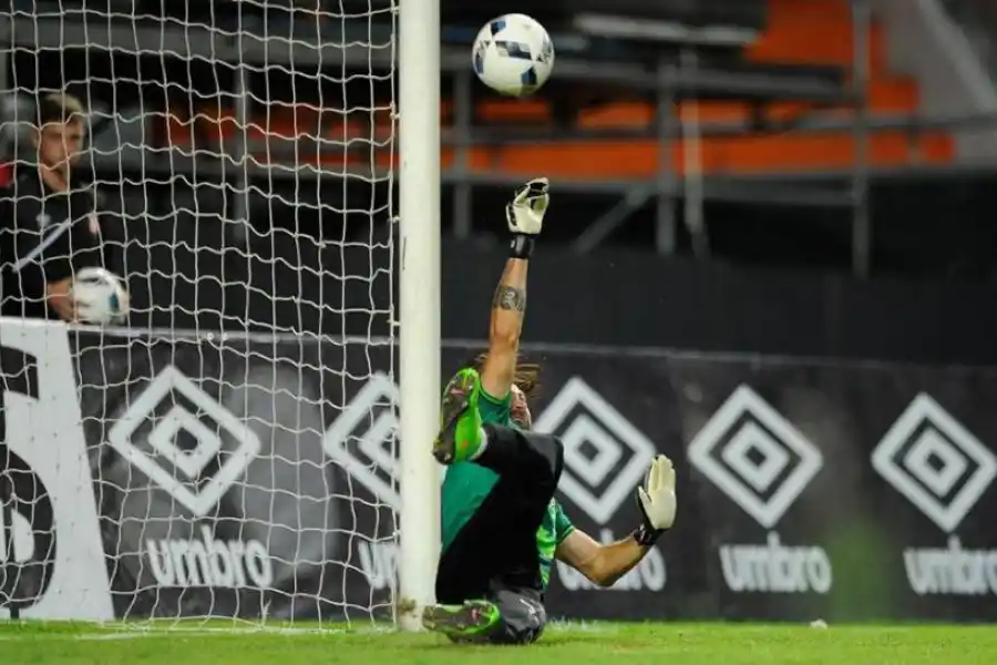 DE NUEVO. Lucchetti le atajaba el penal a Schunke en 2016. Espinoza lo invalidó. 