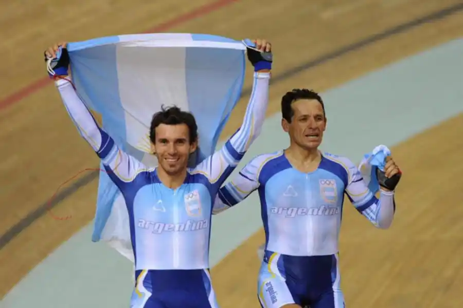 MOMENTO ÚNICO. Pérez y Curuchet dan la vuelta olímpica en Pekín, en 2008. archivo