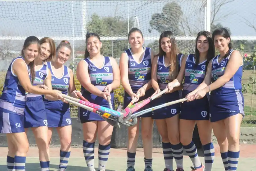 LA UNIÓN HACE LA FUERZA. “Llilu” y “Gaby” (izquierda); “Vale” y Lucía; “Caro” y Tatiana y Melina y Guadalupe. 