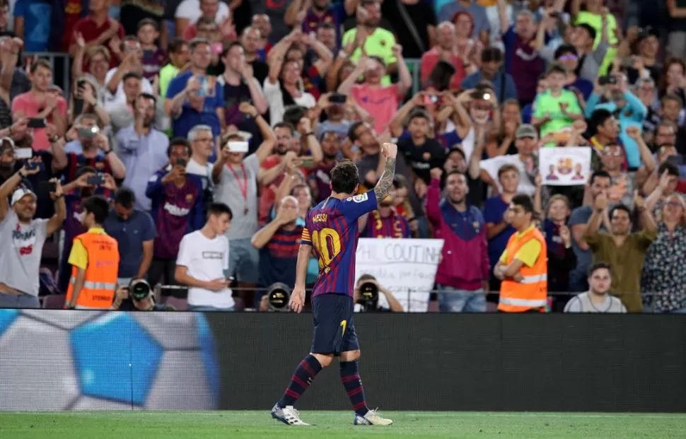 EN SU CASA. Messi es amo y señor en el Camp Nou. El miércoles le hizo un gol a Boca y ayer dos a Alavés, por la Liga. reuters