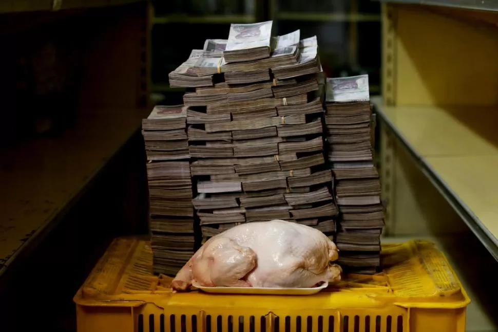 INFLACIÓN. Un dólar “negro” de 6 millones de bolívares alcanza para un kilo de pollo, pero no llega para un paquete de huevos de 30 unidades. reuters
