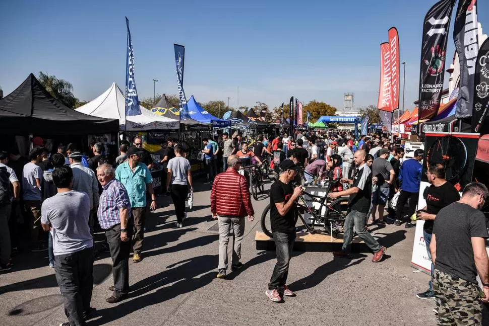 NOTABLE CONVOCATORIA. La fiesta del Rally Trasmontaña empezó con la Expo Bici Club, que se realizó el viernes y ayer. Foto de Adolfo Carrizo 