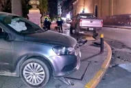 Chocaron y terminaron arriba de la vereda de la Casa de Gobierno