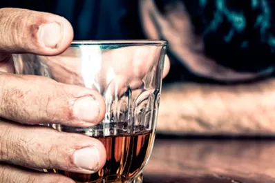 Se enojó por lo que le cobraron en un bar erótico y rompió un auto